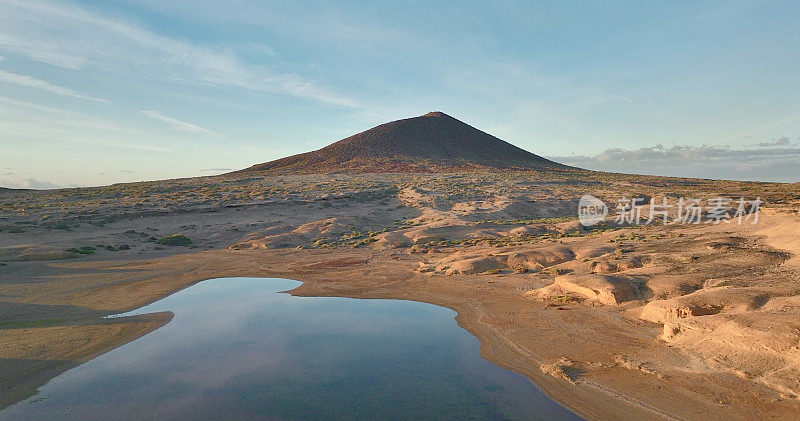 鸟瞰图Montaña罗哈和海泻湖日出期间在El Medano，特内里费加那利群岛